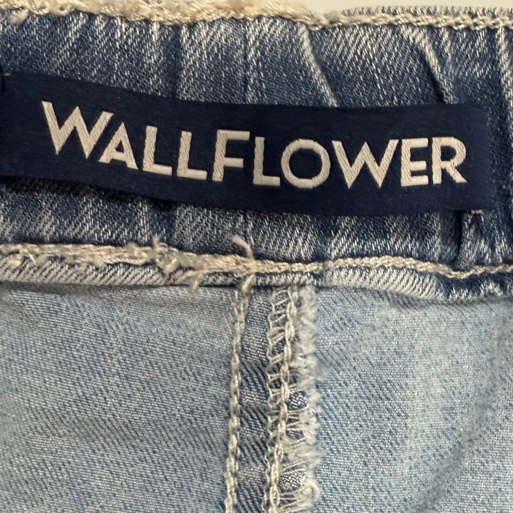 Wallflower 3X Plus Size Denim Shorts Light Wash Drawstring Frayed Hem Summer NWT - Picture 3 of 7